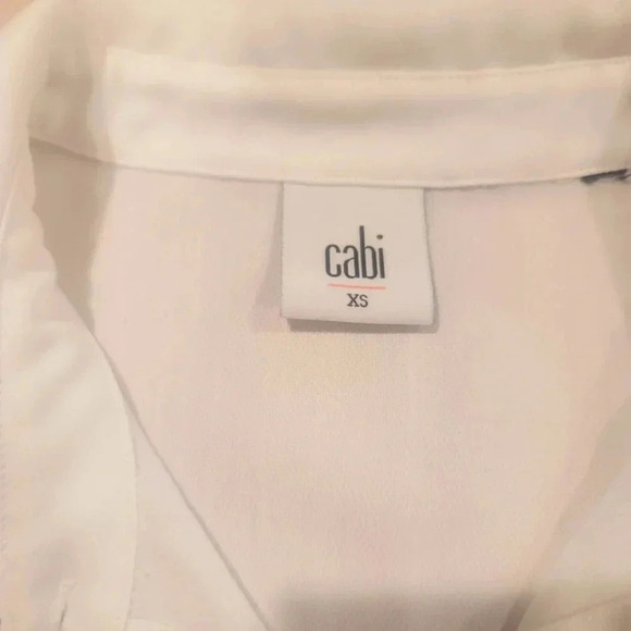 CAbi Style #3439 Pleated Hem Sleeveless Blouse Top Size XS White Button Up - Picture 6 of 10